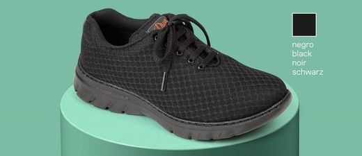 Chaussure Blucher avec une coupe d'une seule pièce, sans couture et avec fermeture en dentelle. Couleur Noir