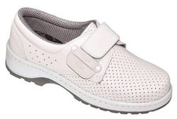 Rindslederschuh mit atmungsaktivem Futter und doppelt austauschbarem Verschluss zwischen Klettverschluss und Schnürsenkeln im selben Schuhmodell. Gerade zuletzt mit abgerundeten Zehen. Farbe Weiß