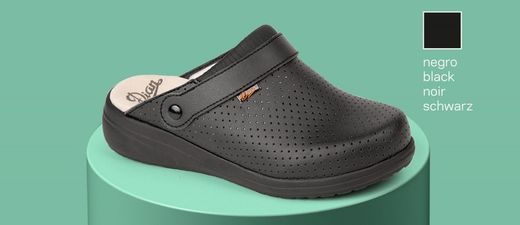 Clog with folding heel support strap, made of breathable technical microfiber with padding on the instep to prevent chafing. Color Black
